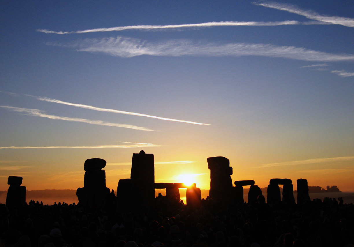 Summer_Solstice_Sunrise_over_Stonehenge_2005