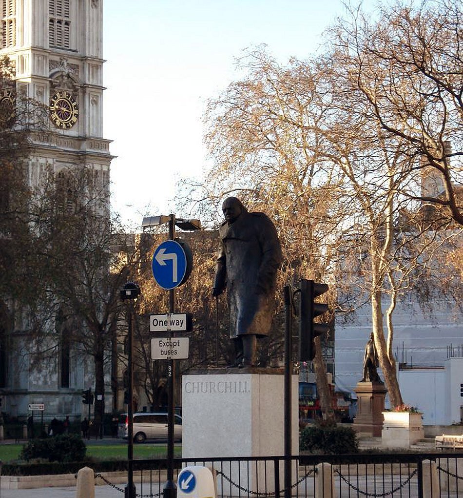 Памятник Черчиллю на площади Парламента