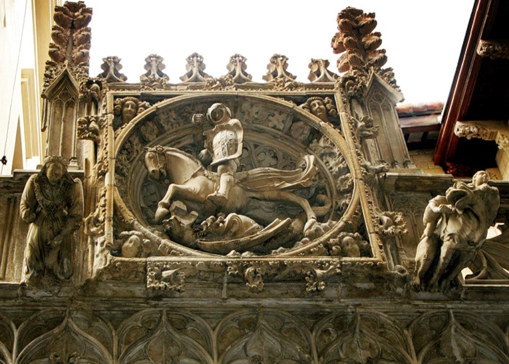 Аттик служебного фасада дворца Женералитат, что выходит на Каррер дель Бизбе Ирурита, в его первоначальном великолепии. В центральную композицию аттика включен покровитель Каталонии - средневековый Святой Георгий, побеждающий дракона.