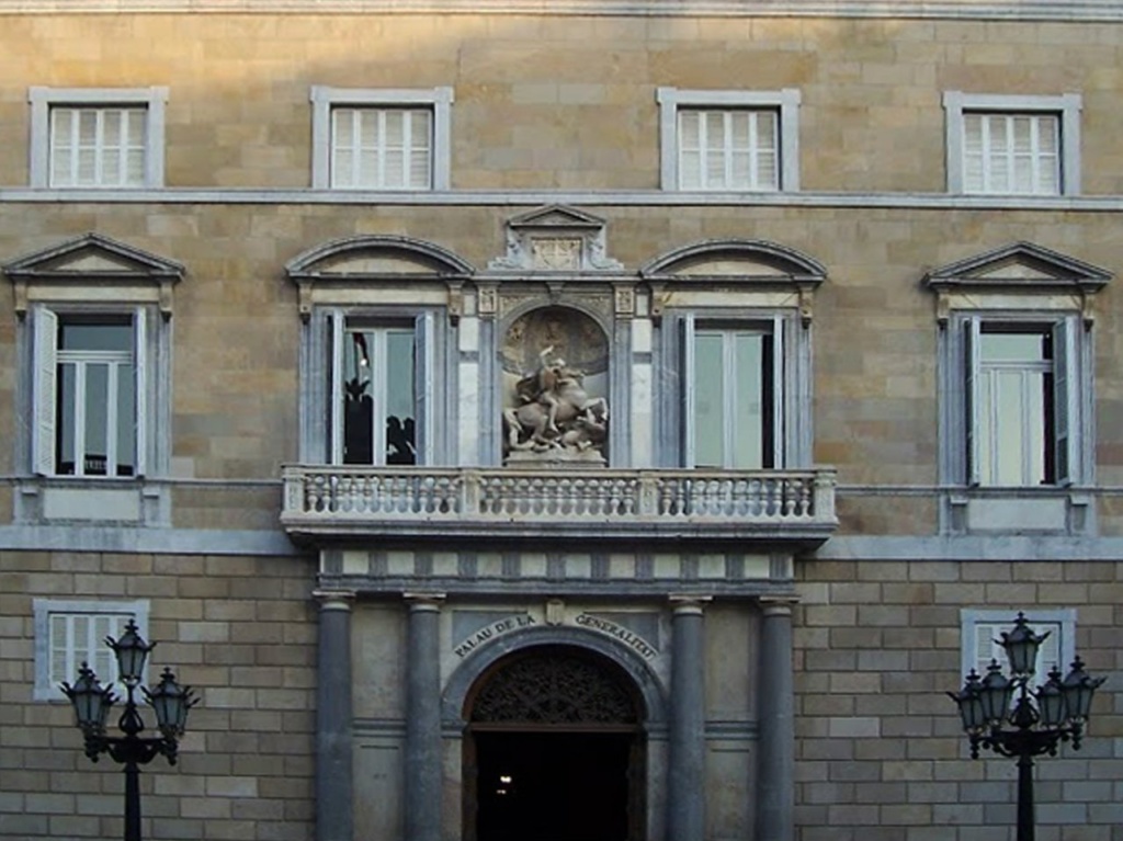 Дворец Палау-де-ла-Женералитат на площади Сант Науме. Это - главный фасад здания автономного правительства Каталонии, служебный фасад которого обращен к Кафедральному собору.