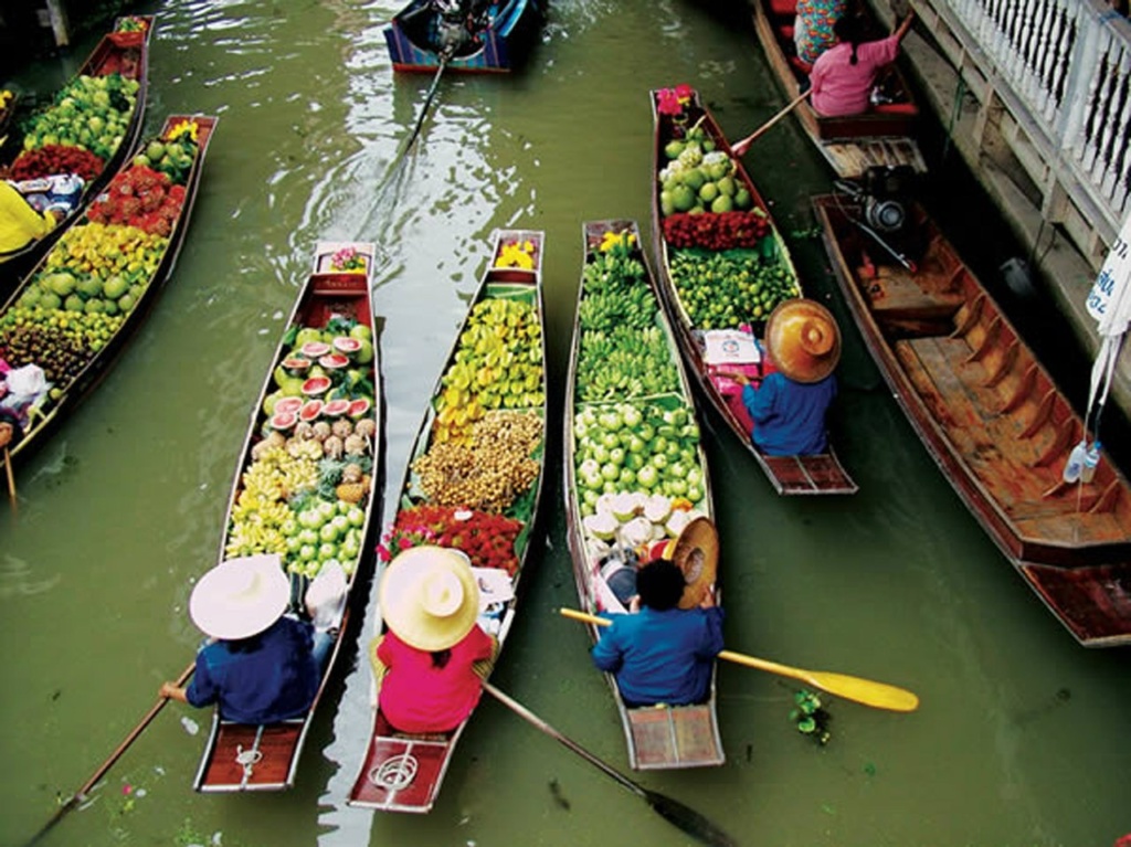 В Бангкоке можно увидеть морские круизные лайнеры и легкие лодочки на узких каналах-клонгах, некогда прославивших столицу Таиланда как «Венецию Востока».