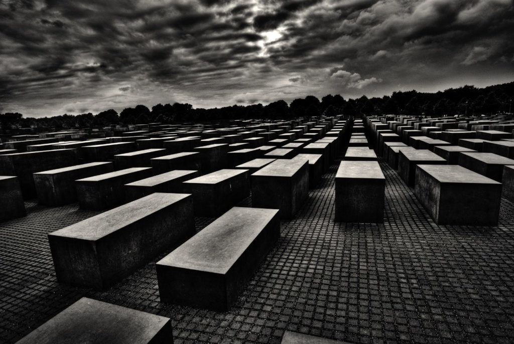 Берлин. "Мемориал жертвам холокоста". На огромную площадь, взрыхленную каменными блоками, мы могли смотреть из окна квартиры, в которой жили в Берлине. Ее огромность впечатляла... Фото из Интернета.