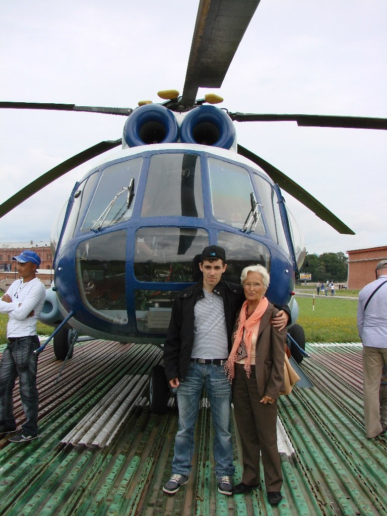 Наш друг - Роз Мари Хауф: большой человек в Вальдорфской системе. Ее внук - Девид Уелсхофф, которому предстоит в свой последний день пребывания в Петербурге первый раз взмыть на вертолете в небо над Невой.