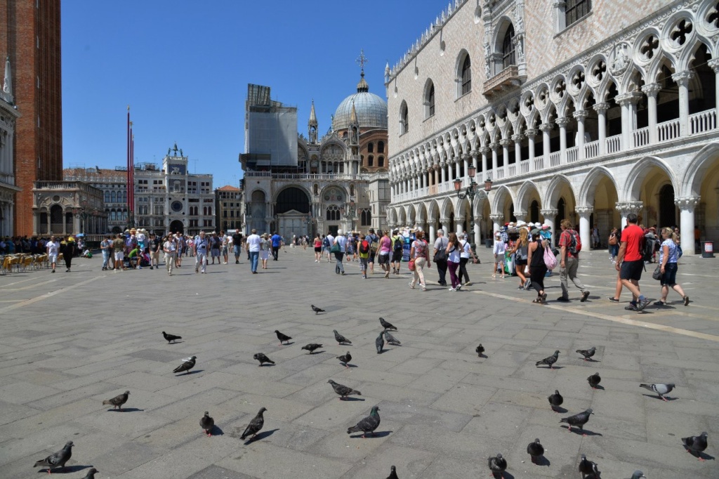 Венеция - Пьяца. Слева направо стоят: Башня или Кампанилла, Часовая башня с маврами, собор Сан Марко, Дворец Дожей.