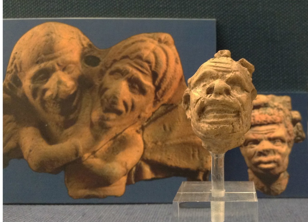 Музей Бенаки. Особенно интересны среди этих персонажей старик и его жена, представляющие пародию на скульптурную группу эпохи эллинизма "Амур и Психея". Из Египта, III век н.э.