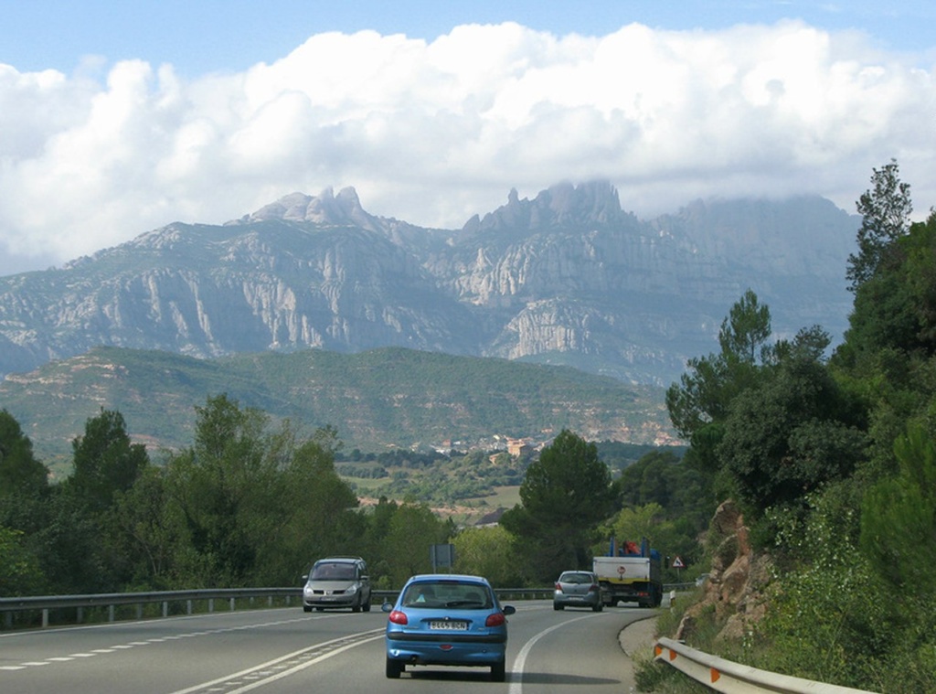 Вид с шоссе на Священную гору Каталонии Монтсеррат, что находится в 50 километрах от Барселоны. Расстояние, на наш взгляд, очень невелико, чтобы так изменился пейзаж..