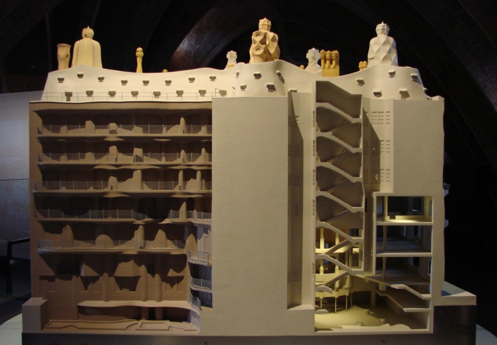 Каса Мила - макет Дома, выставленный на мансарде, превращенной в экспозиционный зал, где показываются конструктивные решения Гауди.