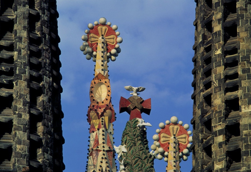 Башни увенчаны Крестом в солнечном круге. Кипарисовое дерево - Крестом с голубем.