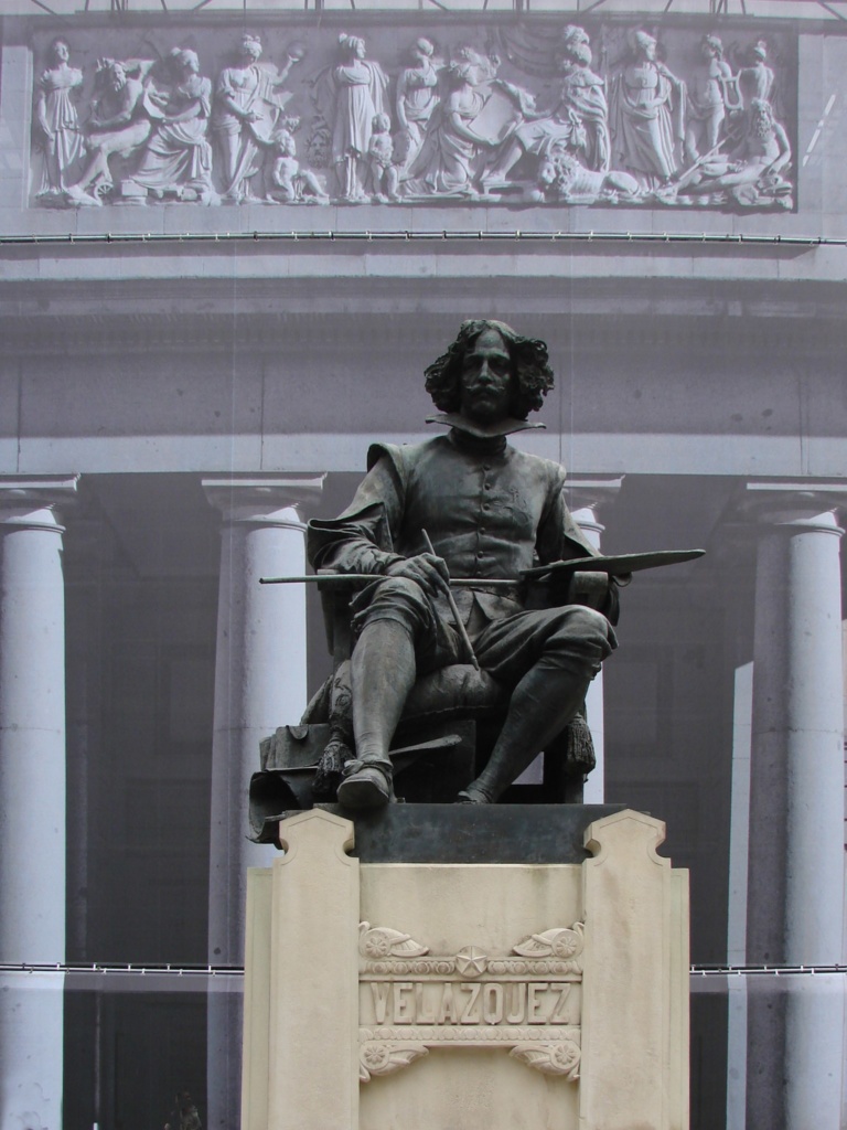 Памятник Веласкесу, расположенный перед главным входом в музей Прадо. Открыт 14 июня 1899 года. Автор скульптуры - Анисето Маринас получивший за неё первую премию на Национальной выставке изящных искусств в 1892 году.
