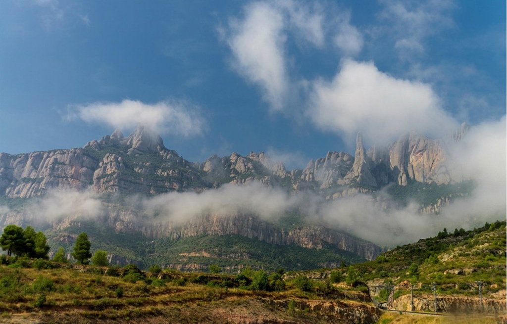 Вид с шоссе на Священную гору Каталонии Монтсеррат, что находится в 50 километрах от Барселоны. Гора Монтсеррат, в переводе с каталанского языка, – это «Распиленная Гора».