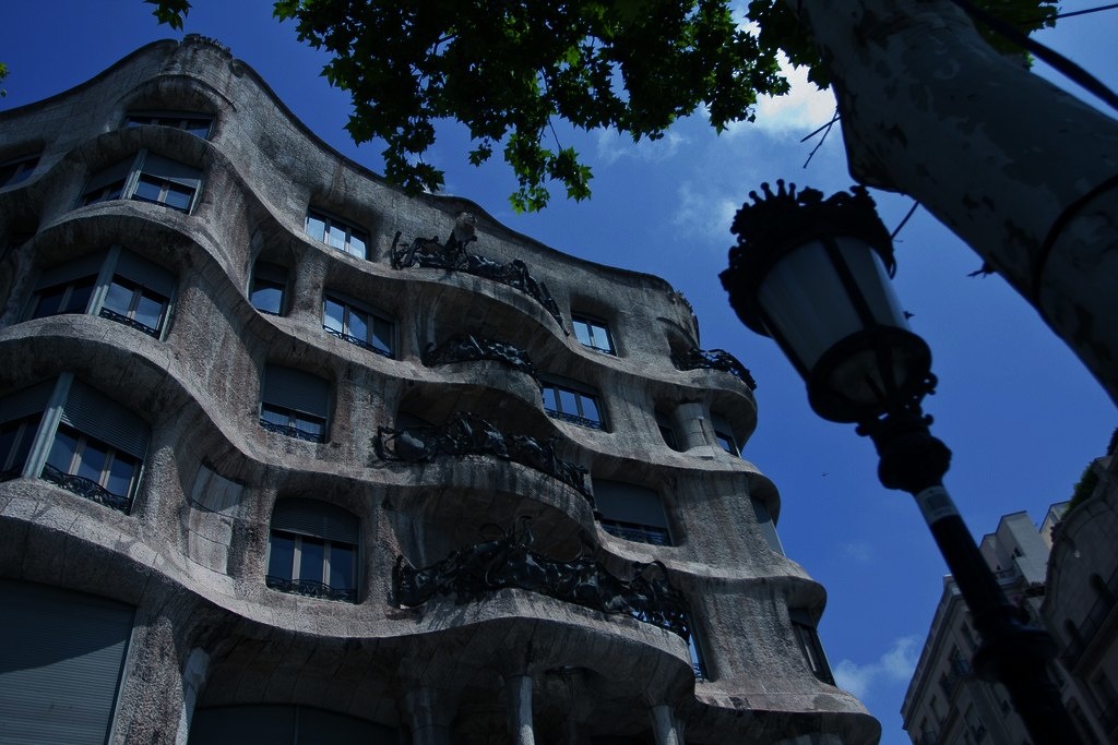 Барселона. Антонио Гауди. Каса Мила - дом семейства Мила. (1906—10). В 1984 году дом Мила стал первым из сооружений XX века, включённых в Список Всемирного наследия ЮНЕСКО.