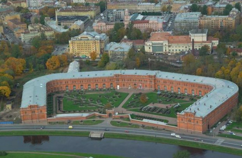 За Кронверксой протокой - Кронверк при Петропавловской крепости, нынешний Артиллерийский музей. 