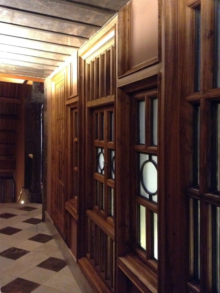 Дворец Гуэля. Третий этаж. Жилые апартаменты. Деревянная решетчатая стена с открывающимися в Центральный салон ставнями. В глубине - лестница, по которой семейство поднималось в свои спальни.