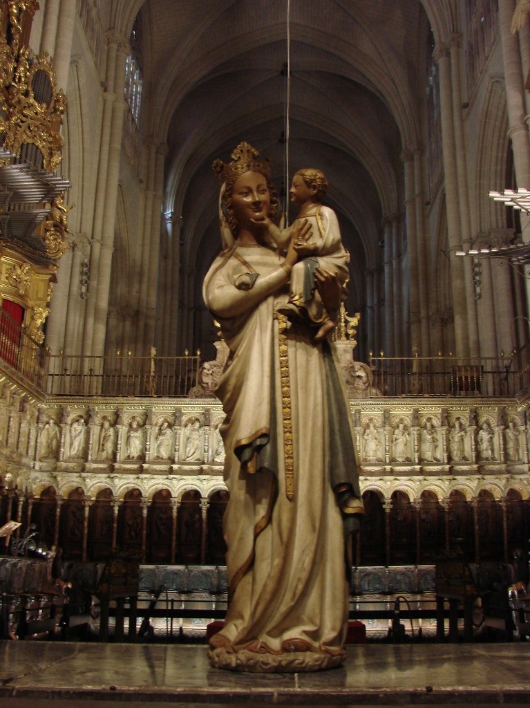 На свободно стоящем в хорах алтаре установлена скульптура Девы Марии (XIV век) в романском стиле, известная как «Белая Дева» (Virgen Blanca).