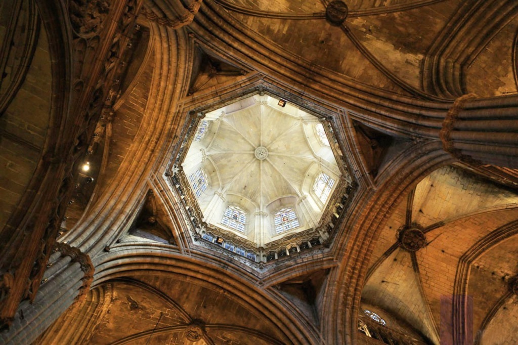 Кафедральный собор в Барселоне. Ракурс, что показывает, как восьмигранный барабан с витражами и сводчато-нервюрным куполом (подшатровым) опирается на четыре пилона с арками с помощью еще четырех подпружных арочек.