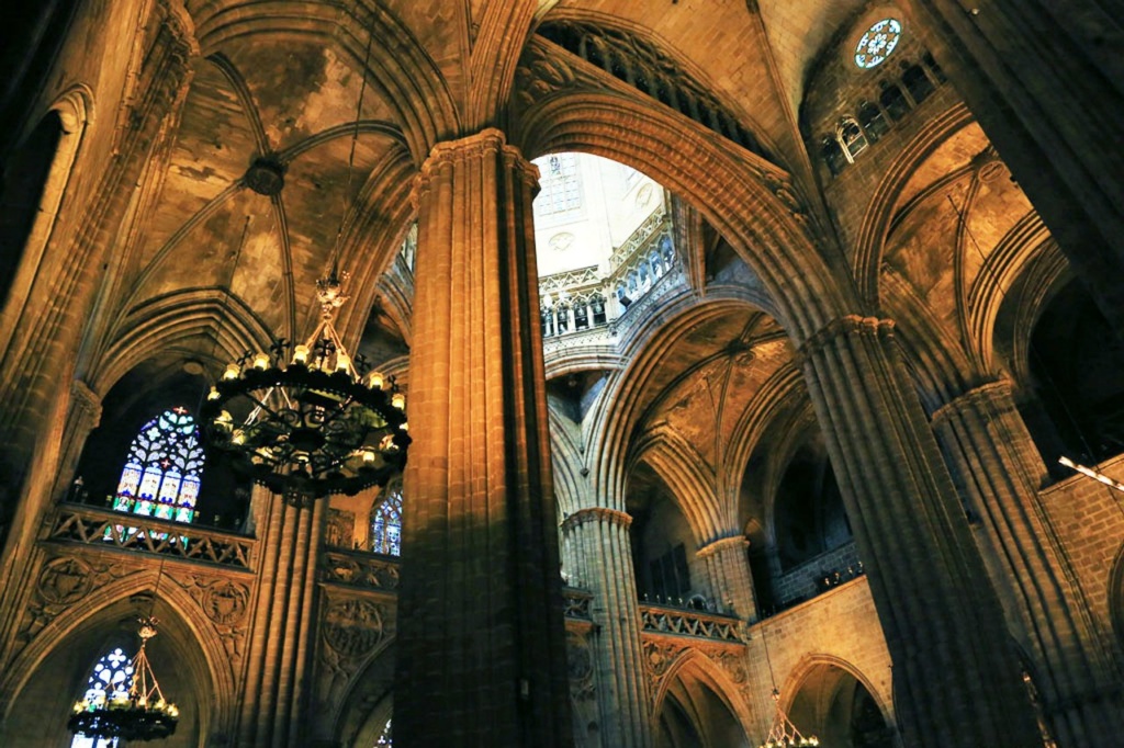 Кафедральный собор в Барселоне. Три продольных нефа на мощных пилонах с арками. Нервюрные своды. Просветный барабан во втором, да - именно во втором от входа, пролете центрального нефа.