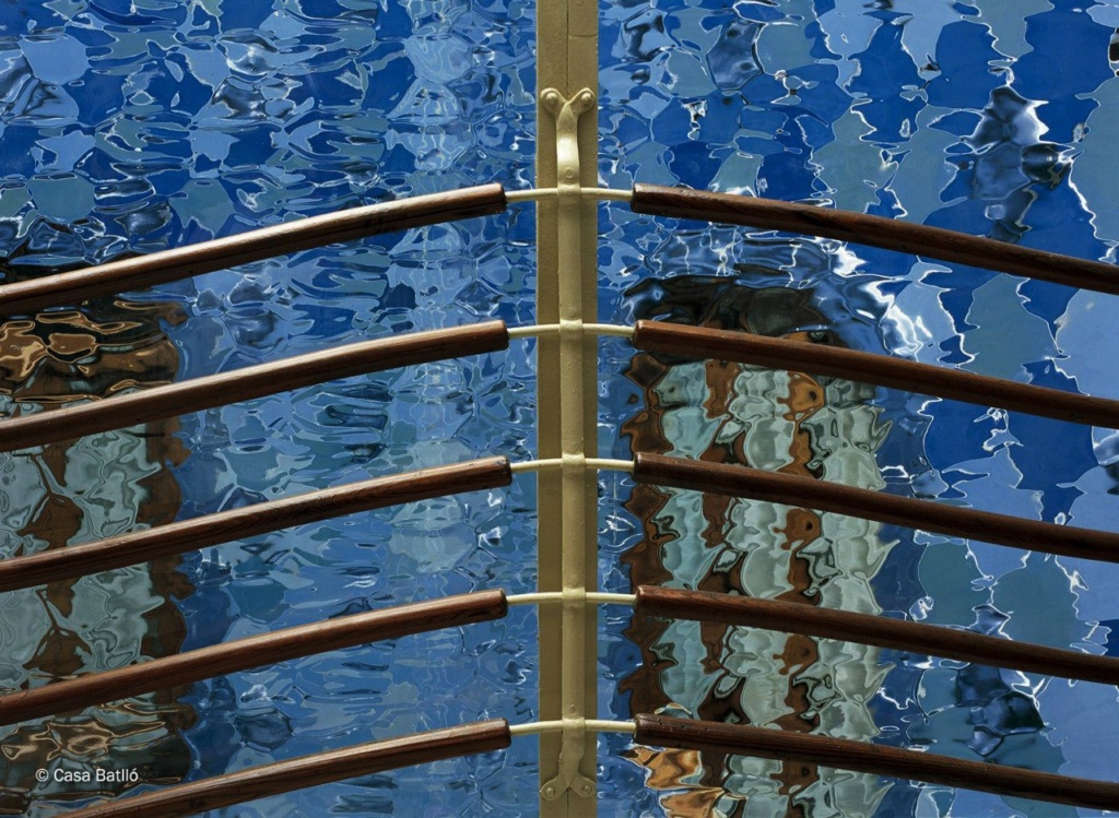 Барселона. Каса Бальо. Антонио Гауди. 1906. Ограждение балкона выполнено из рифленного стекла благодаря чему поверхность стен двора кажется струящейся. Рисунок окон дает дополнительную игру цвета.