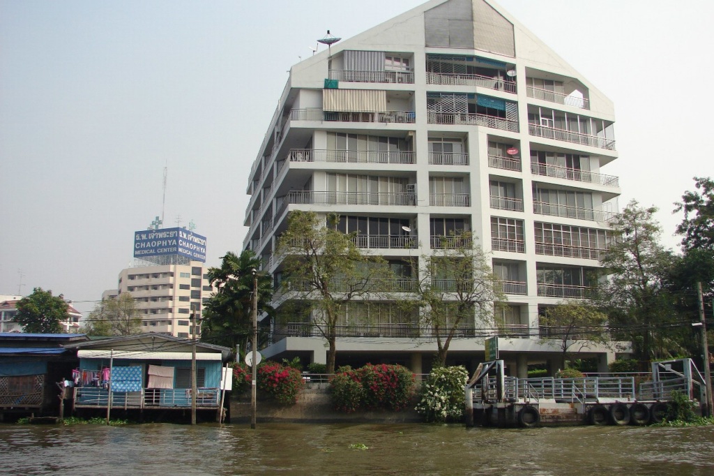 Бангкок - Город ангелов. Главная река столицы - Чао Прайя или Царь река. Какой напор у нового дома. Неужели он вылез на реку мирным путем?