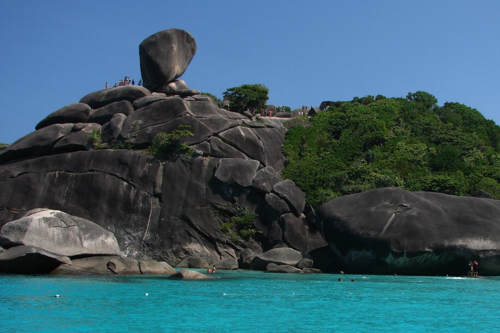 Камень справа - спящий морской зверь, сопящий. Камень на высоте старается доказать, что в Таиланде не действует Гравитация. Туристы будто об этом знают: где хотят, там и гуляют...