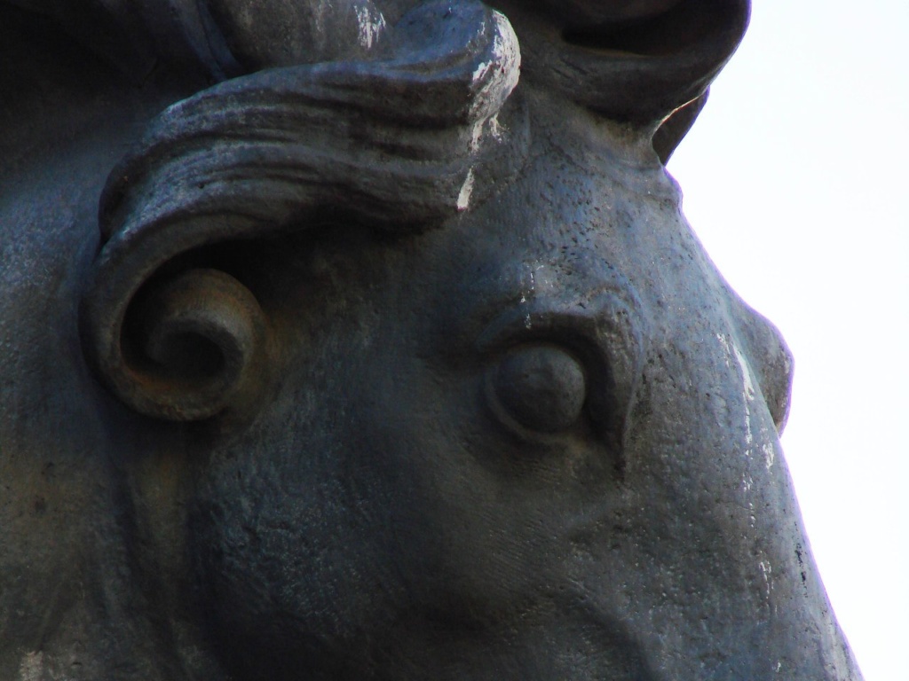 Конная статуя Людовика XIV, что установлена на площади Лувра в качестве точки отсчета ИСТОРИЧЕСКОЙ ОСИ ПАРИЖА....