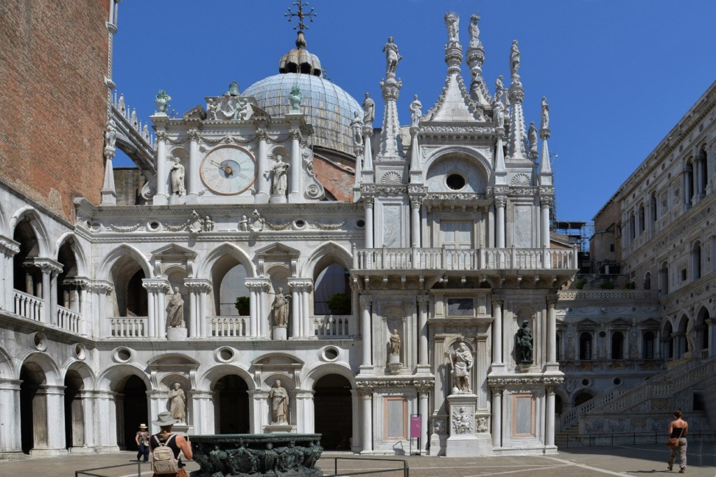 Парадный двор Дворца Дожей. Во дворце жили и управляли Венецианской республикой дожи, заседал сенат и Большой совет.