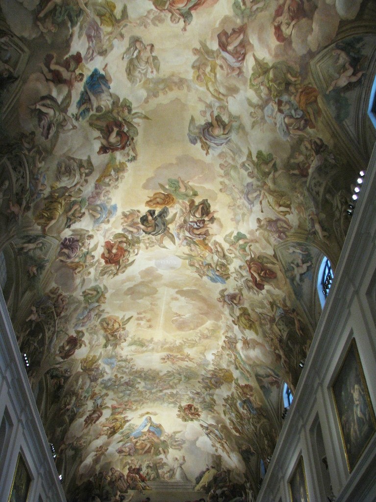 Свод центрального зала ризницы украшен фреской Луки Джордано (1634 - 1705) «Взятие Пресвятой Девы Марии в небесную славу»