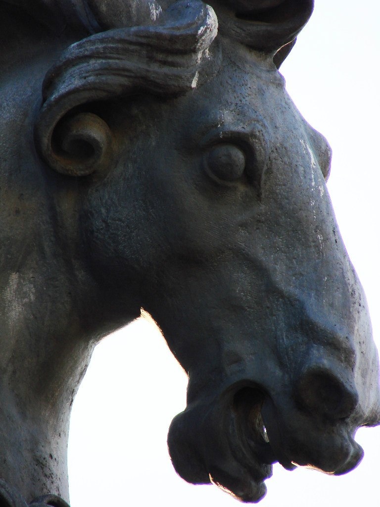Конная статуя Людовика XIV, что установлена на площади Лувра в качестве точки отсчета ИСТОРИЧЕСКОЙ ОСИ ПАРИЖА....