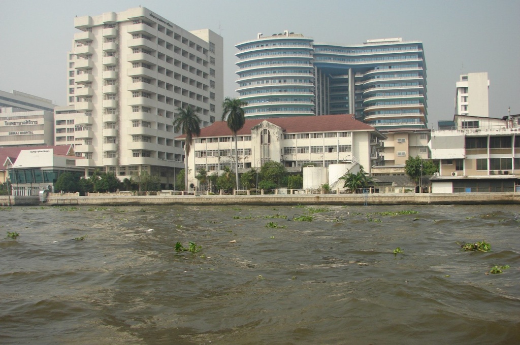 Бангкок - Город ангелов. Главная река столицы - Чао Прайя или Царь река. Еще одна архитектурная победа над прошлым в традиционном стиле и бедняцкой предприимчивостью. Скоро все тайцы будут богаты и счастливы