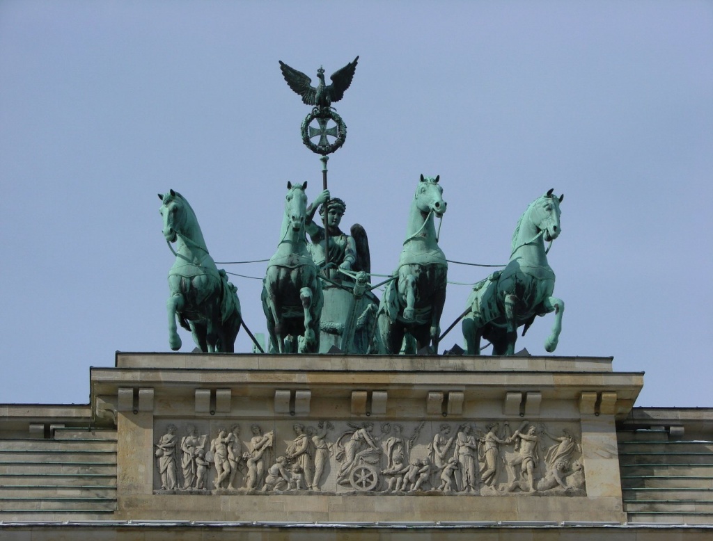 Восточный фасад Бранденбургских ворот, увенчанных медной квадригой работы Иоганна Готфрида Шадова. По его рисунку выполнен и барельеф на мифологическую тему на аттике Ворот.