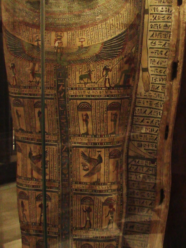Антропоморфныые деревянные саркофаги для знати ("простых богатых людей" - сообщают аннотации). Новое царство.