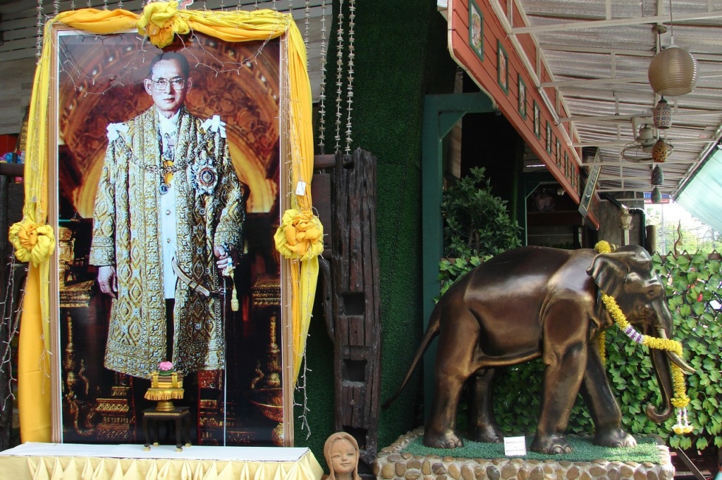 Улицы города Пхукет были празднично украшены и пусты. На слоне - символе Таиланде - висели цветочные гирлянды. На горожан смотрел, улыбаясь, король Рама IX. Сейчас ему 85 лет, на фото, на радость любящим его подданным, он снят молодым.