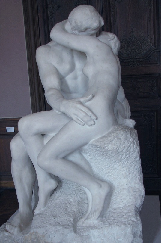 Музей Огюста Родена в Париже. Скульптурная группа "Поцелуй". 1886