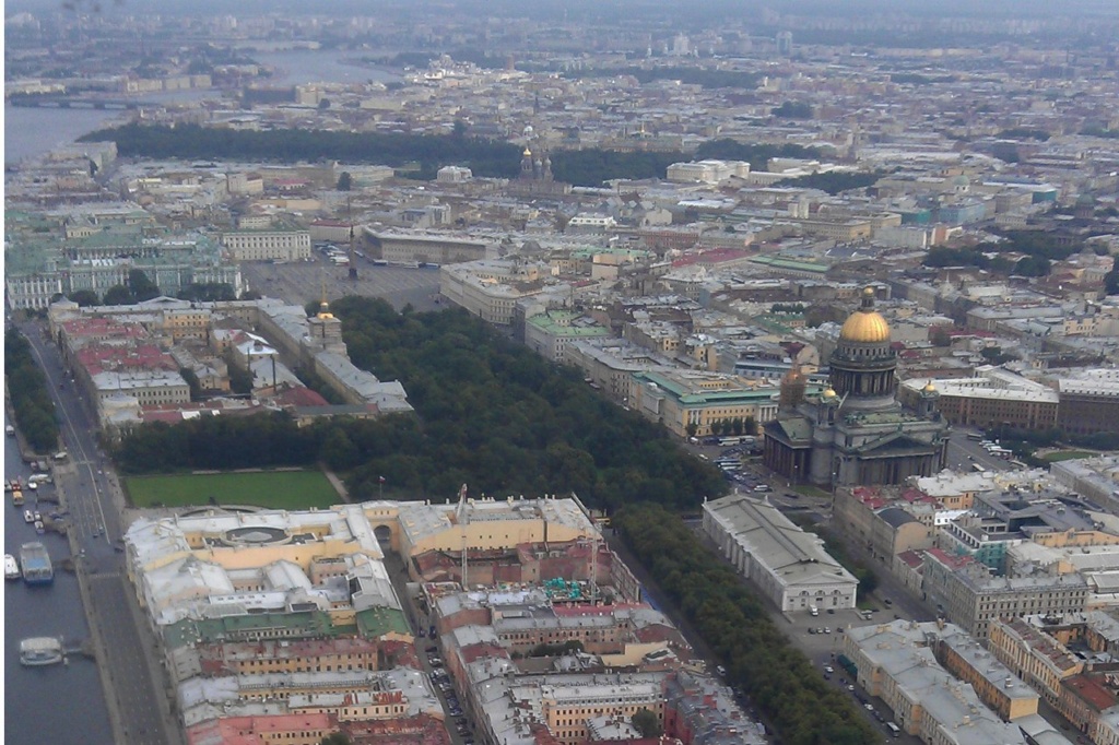 На этой панораме хорошо видно, как Александровский сквер идет вдоль Главного Адмиралтейства к Дворцовой площади.