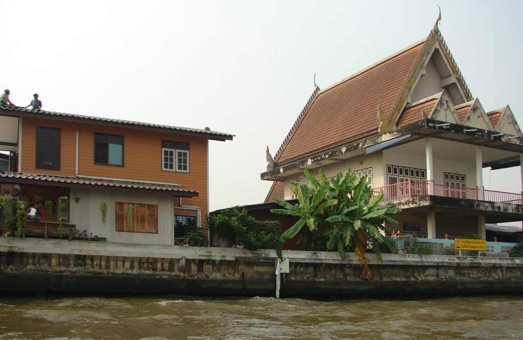 Бангкок - Город ангелов. Главная река столицы - Чао Прайя или Царь река. Это уж точно домики для тайских нуворишей в традиционном и современном стиле...