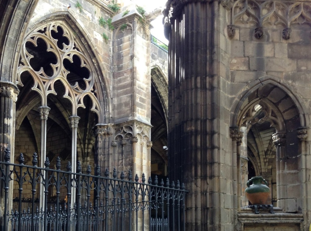 Клуатр в Кафедральном соборе Барселоны... Обходная галерея, создающая тень, часовня с погребальной урной. На мой взгляд, напряжение точно передает течение времен в его траурном окрасе - неумолимом, непреодолимом...