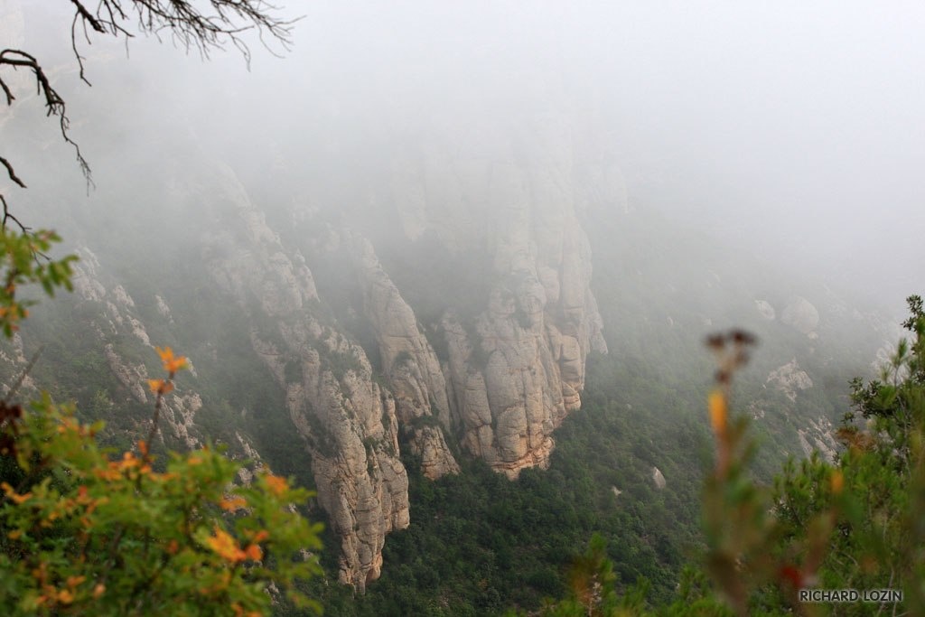Гора Монтсеррат, тающая в утреннем тумане будто затем, чтобы обрести явь в легендах...