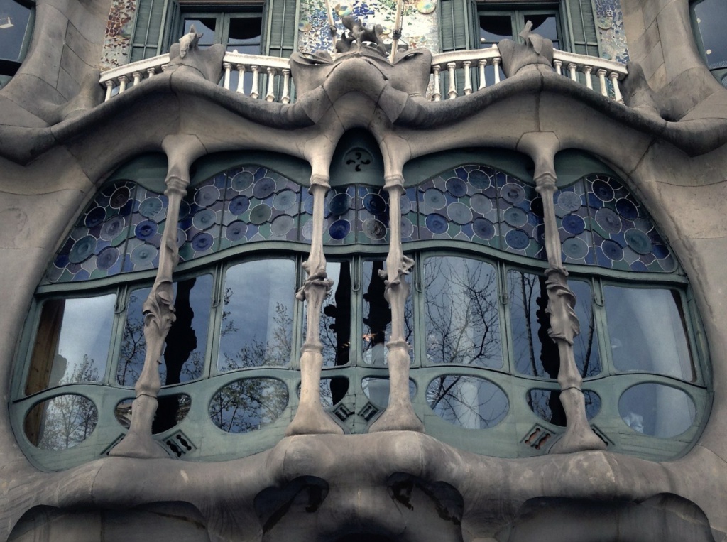Каса Бальо. Арх. Антонио Гауди. Первый этаж Дома с окнами-витринами во всю стену.