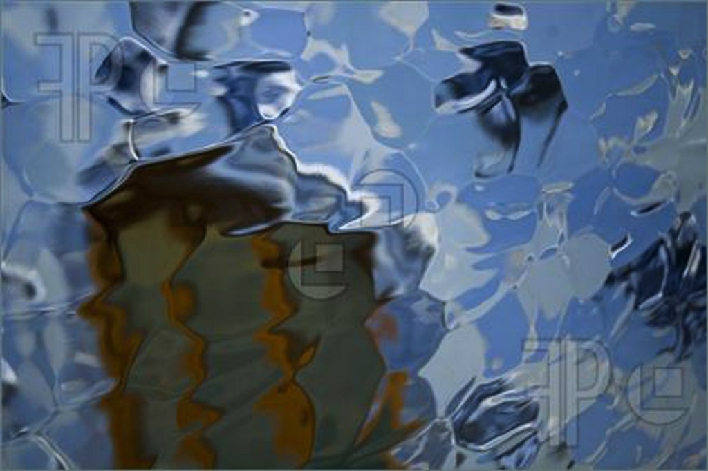 Барселона. Каса Бальо. Антонио Гауди. 1906. Самый красивый, на мой взгляд, фрагмент иллюзорной стены, превращающий плитки в цветы, птиц, бабочек, рыбок, волны. Абстрактно-экспрессионистская картина рождается реалиями.