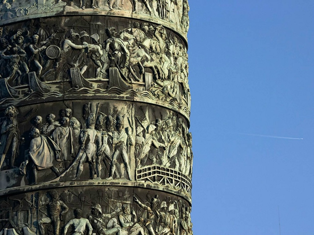 Вандомская колонна в Париже, выполненная по типу колонны Траяна в Риме...