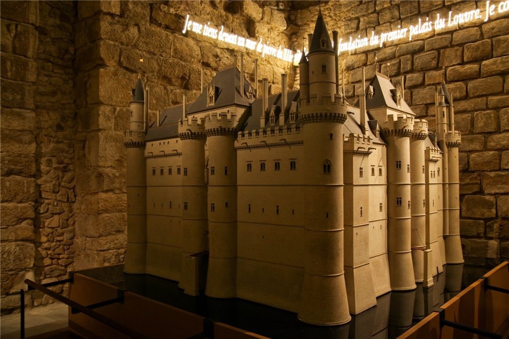 Комплекс "Средневековый Лувр" - Музей истории собственно "Лувра". Выставленный в комплексе макет крепости-замка Лувр, выполненный по современной графической реконструкции.