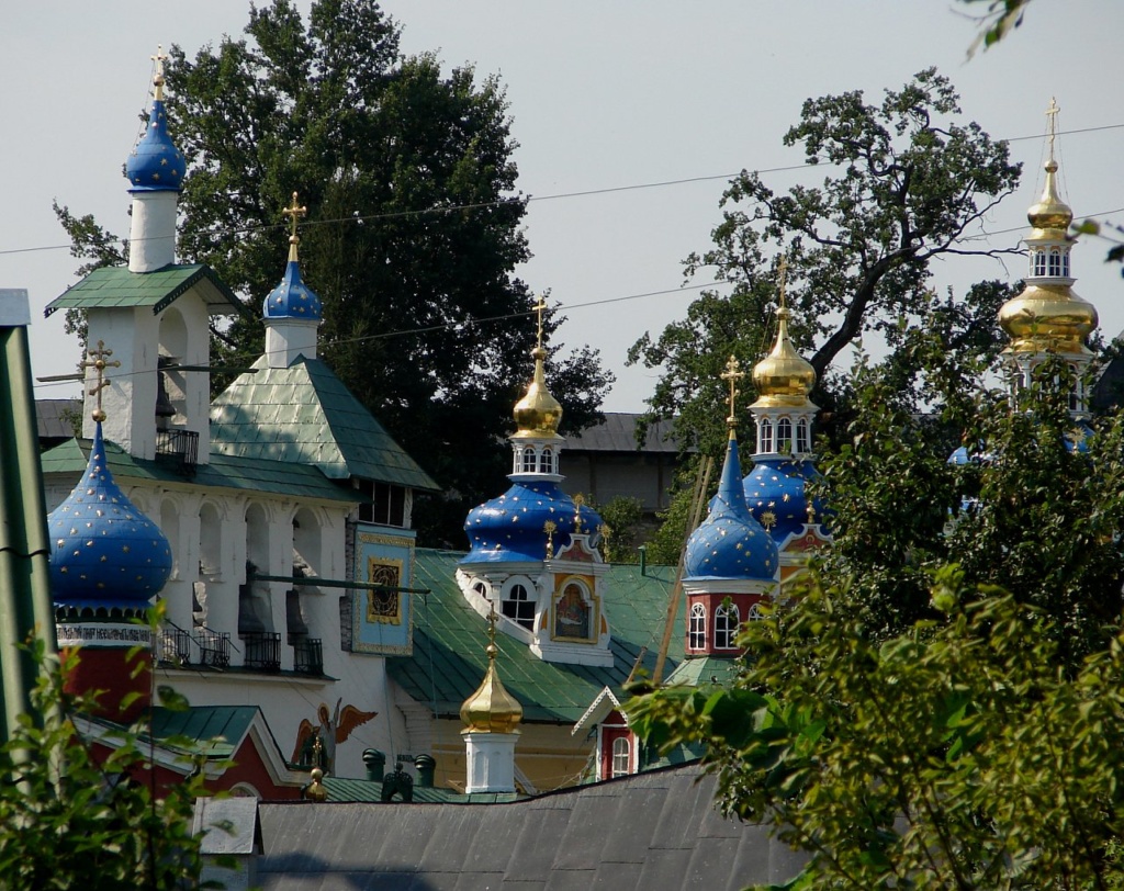 Вид сверху на внутренний монастырский двор, многими купольными завершиями украшенный