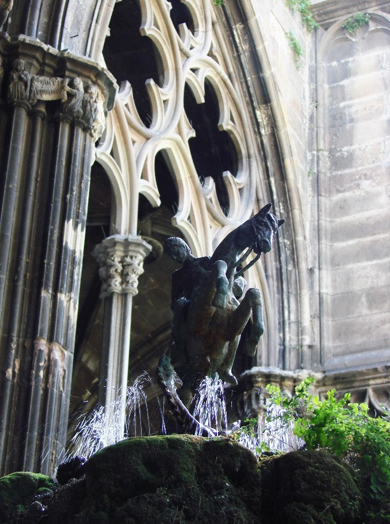 Клуатр в Кафедральном соборе Барселоне. Статуя Георгия Победоносца.