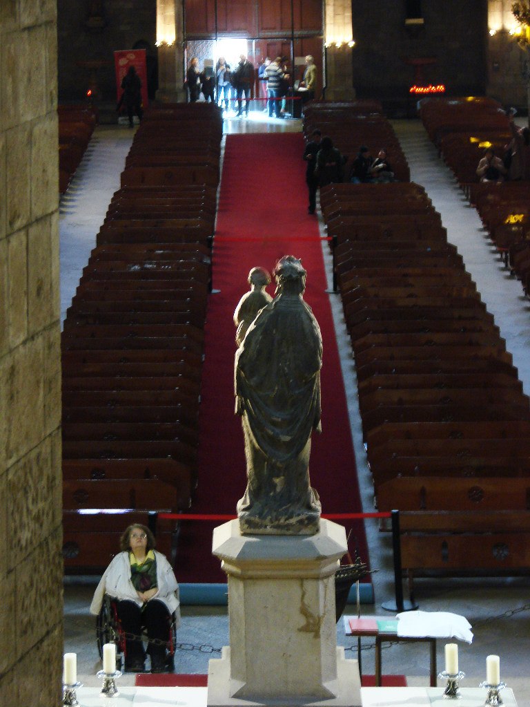 Интерьер собора Санта-Мария-дель-Мар. Самое лучшее место в Храме - у подножия скульптуры: возникает чувство общения с той силой, что всему защита. Фото М Бреслав.