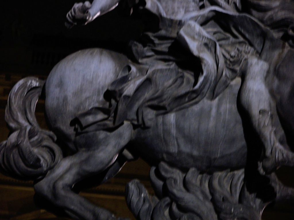 Конная статуя Людовика XIV, установленная на площади Лувра, что раскрывает в ночи свои тайны...