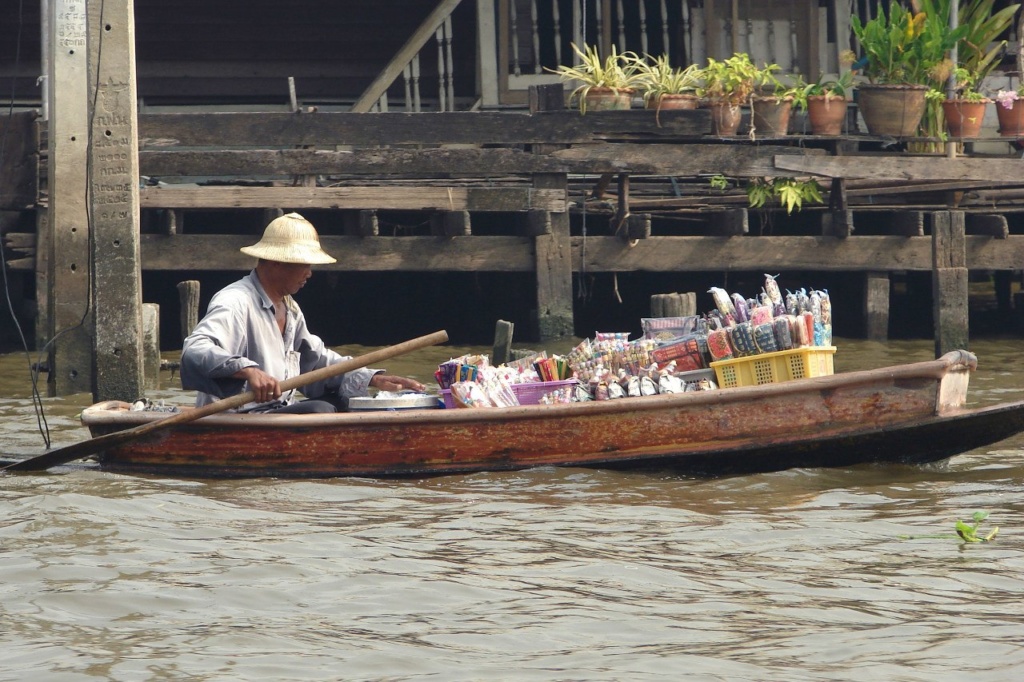 Бангкок - Город ангелов. Главная река столицы - Чао Прайя или Царь река. В тайской лодочке, что гандоле, везет хозяин изделия на продажу. Все рачительно. Такому - деловому - дом бы починить и остаться здесь по праву...