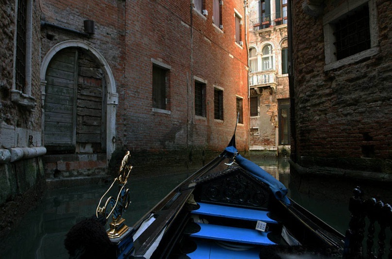 Венецианские "недра", через которые плывет изысканная гондола, разбирающимся в формах эстетам "черный гроб" напоминающая...