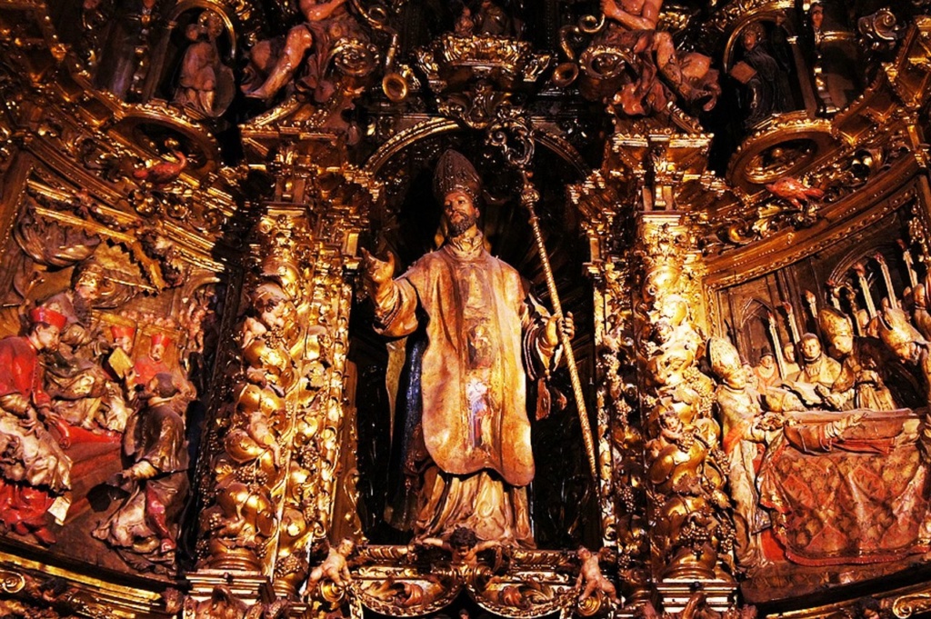 Кафедральный собор Барселоны. Алтари боковых капелл (фрагмент).
