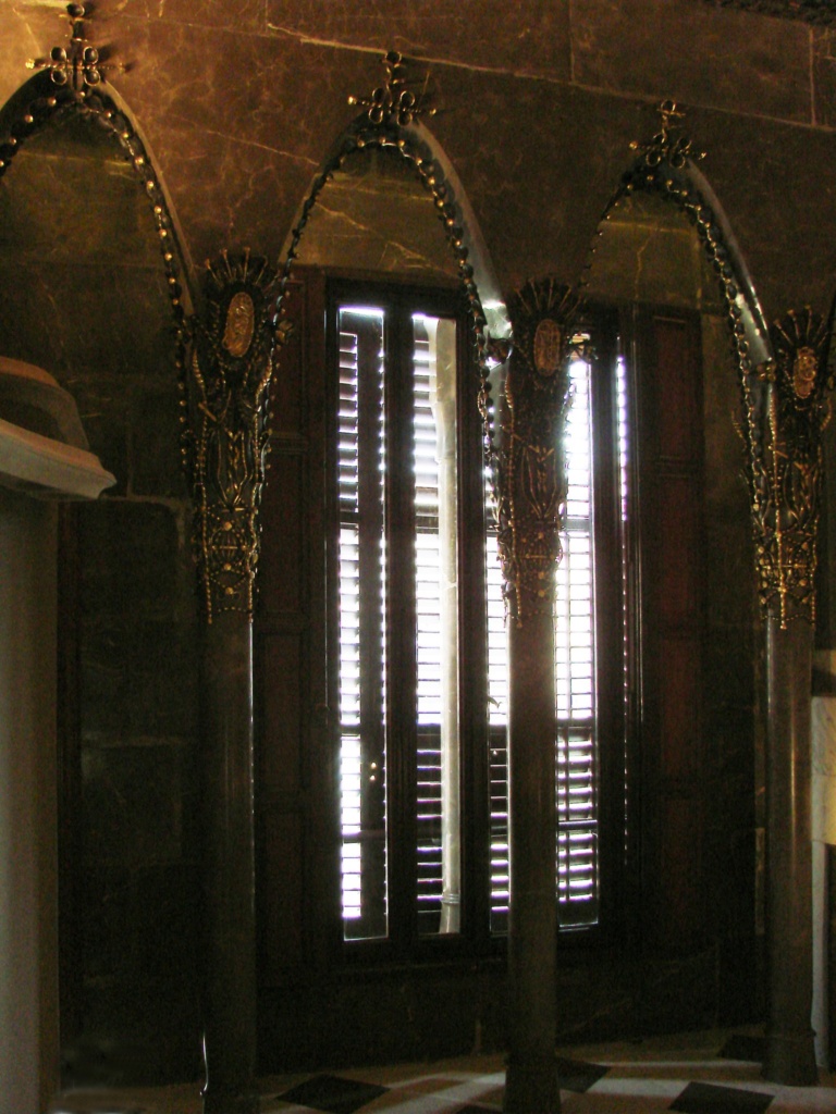Дворец Гуэля. Третий этаж. Жилые апартаменты. Спальня госпожи Исабели Гуэль. Отличие от спальни Гуэля - в декорировке арок и колонн растительным орнаментом в стиле Арт-Нуово.