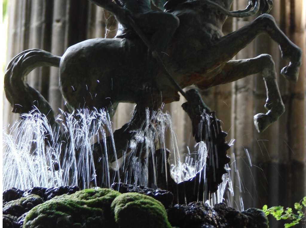 Клуатр в Кафедральном соборе Барселоне. Статуя Георгия Победоносца. 