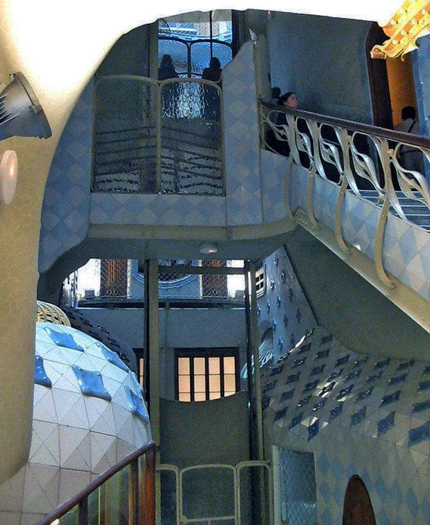 Барселона. Каса Бальо. Антонио Гауди. 1906. Изысканный вид лестницы и лифта на нижних этажах, облицованных плитками в светло-голубой тональности.